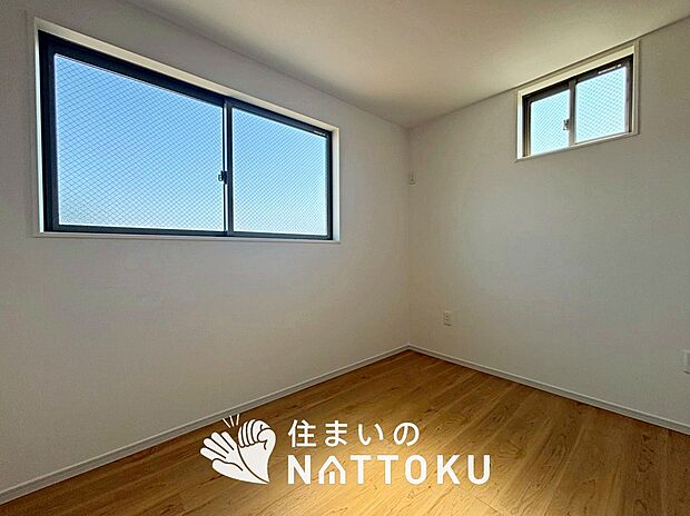 【現地写真(洋室)】木目の美しさを際立たせるシンプルデザインの建具を使用しています。