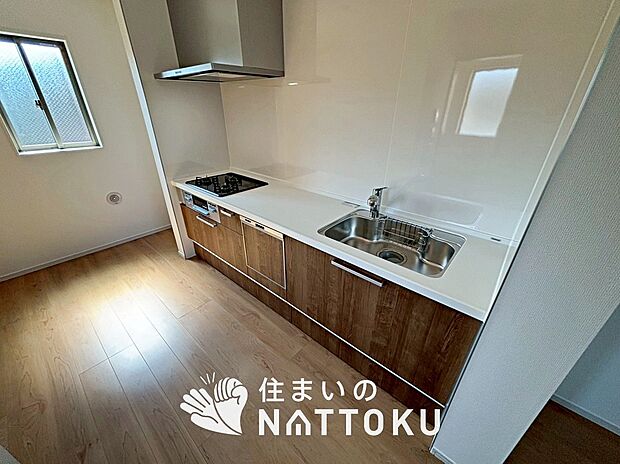 【現地写真(キッチン)】収納たっぷりのシステムキッチン、浄水器付水栓を標準装備しています。