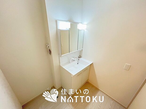 【洗面台・洗面所】鏡の両サイドは、必要なものを取出しやすく、大きな鏡面で朝の準備も快適。
使いやすいリフトアップ機能付きのシングルレバーシャワー水栓付です。