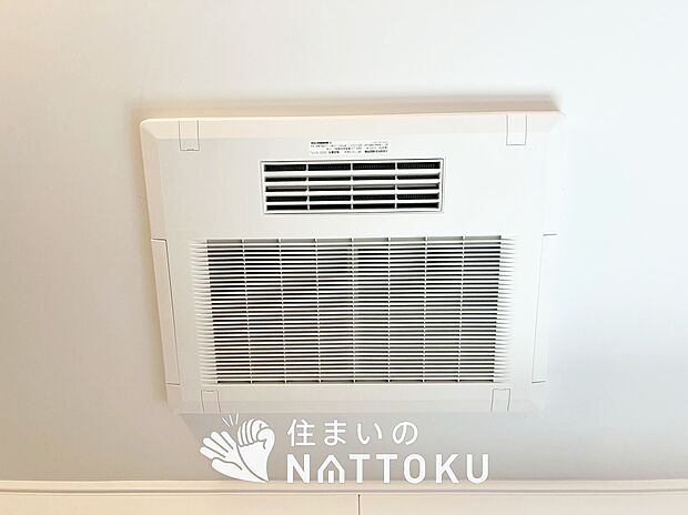【電気式浴室暖房換気乾燥機】寒い冬場はあたたかく、暑い夏場は扇風機のような心地よさです。
雨の日は、浴室が衣類乾燥スペースになります。