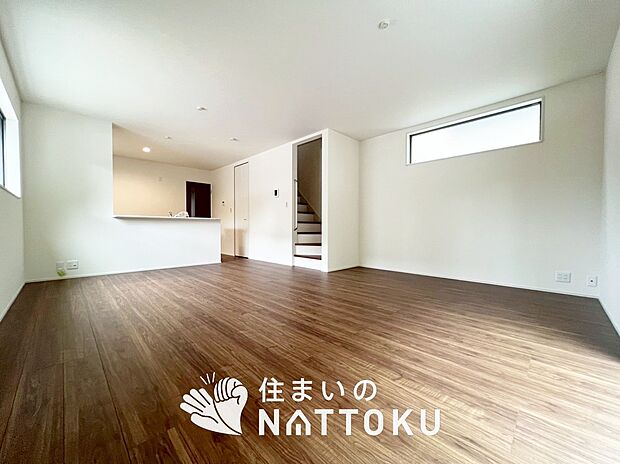 【現地写真(リビング)】フローリング材には、木目、色調など木材特有の風合いがあり、ナチュラルな美しさになっています。