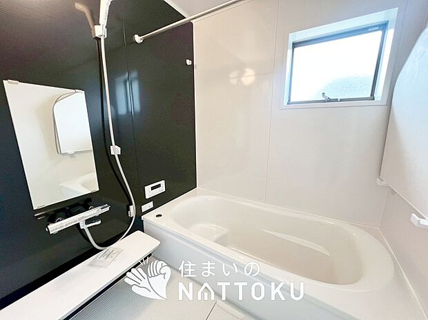 【現地写真(浴室)】浴室暖房乾燥機付き。1坪タイプで広々です。