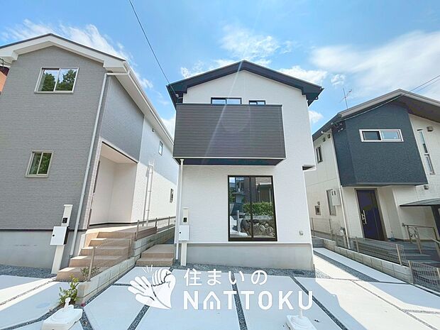 【現地写真（外観）【１号地】】軽くて火災に強い屋根材を採用し、地震時の建物への負担や揺れを軽減しています。