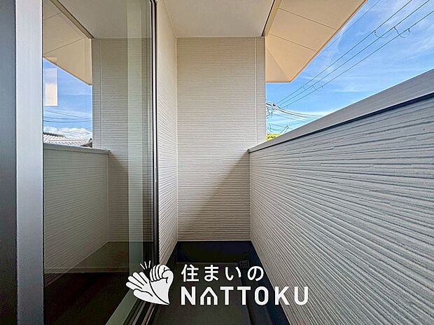 【バルコニー】奥行きが広く、洗濯物をゆったりと干せる十分な広さで、家族の洗濯も捗ります。