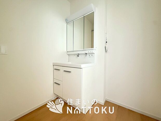 【洗面台・洗面所】鏡の両サイドは、必要なものを取出しやすく、大きな鏡面で朝の準備も快適。
使いやすいリフトアップ機能付きのシングルレバーシャワー水栓付です。