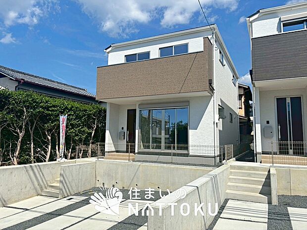 【現地写真(外観)】軽くて火災に強い屋根材を採用し、地震時の建物への負担や揺れを軽減しています。