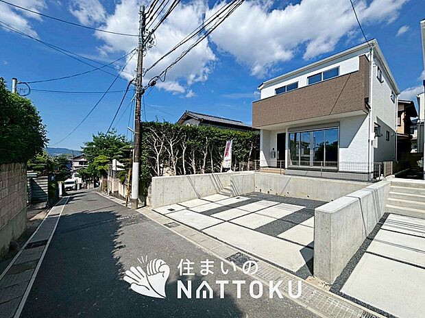 【現地写真(前道含む外観)】断熱性、気密性を高める工夫で一年中ずっと心地よく暮らせる、高気密・高断熱です。