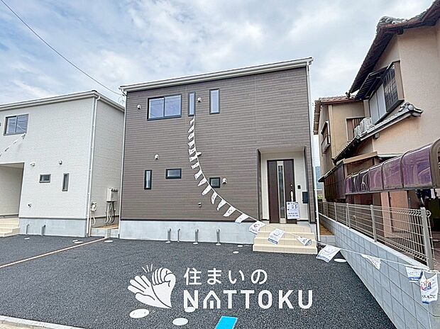 【現地写真(外観)【2号地】】軽くて火災に強い屋根材を採用し、地震時の建物への負担や揺れを軽減しています。