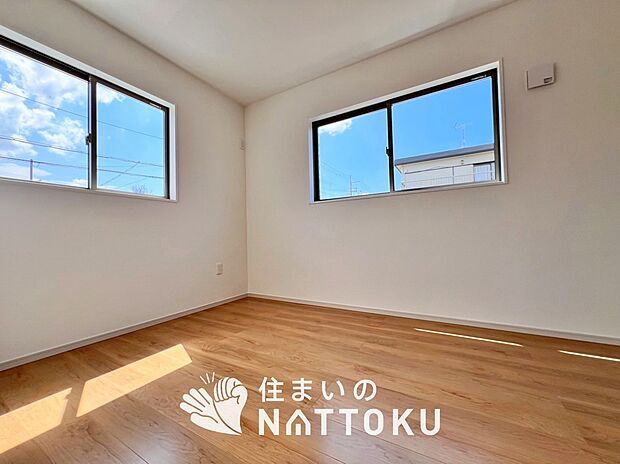 【現地写真(寝室)】木目の美しさを際立たせるシンプルデザインの建具を使用しています。