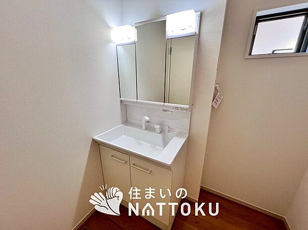 【洗面台・洗面所】鏡の両サイドは、必要なものを取出しやすく、大きな鏡面で朝の準備も快適。
使いやすいリフトアップ機能付きのシングルレバーシャワー水栓付です。