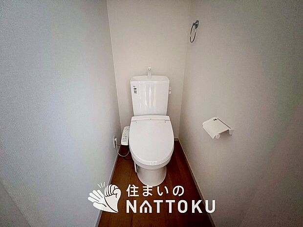 【トイレ】汚れてもサッとひと拭きでお手入れ簡単、エコ仕様の温水洗浄便座付きのトイレです。
バリアフリーにも配慮しています。