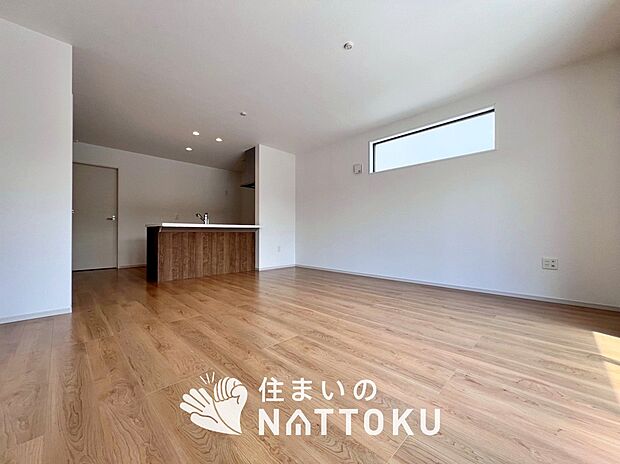 【現地写真(リビング)】フローリング材には、木目、色調など木材特有の風合いがあり、ナチュラルな美しさになっています。