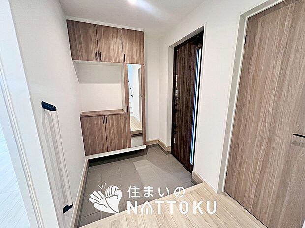 【現地写真(玄関)】玄関には、大型のシューズ収納を設置しています。