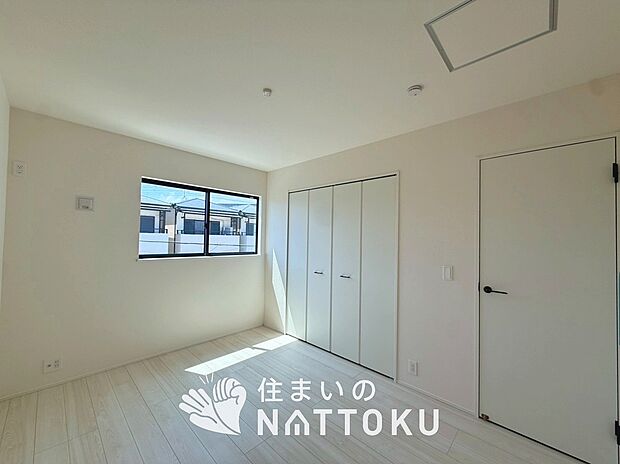 【現地写真(寝室)】木目の美しさを際立たせるシンプルデザインの建具を使用しています。