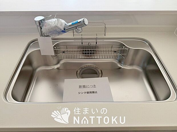 【浄水器内臓ハンドシャワー付シンク】広々とした凸型シンクに洗剤ポケットを標準装備。すっきり収納できます。
また、蛇口の先端に浄水器を内蔵しているため場所をとりません。