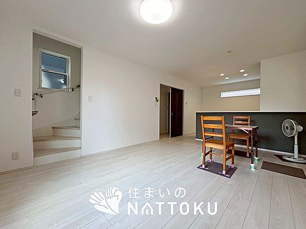 【現地写真(リビング)】フローリング材には、木目、色調など木材特有の風合いがあり、ナチュラルな美しさになっています。