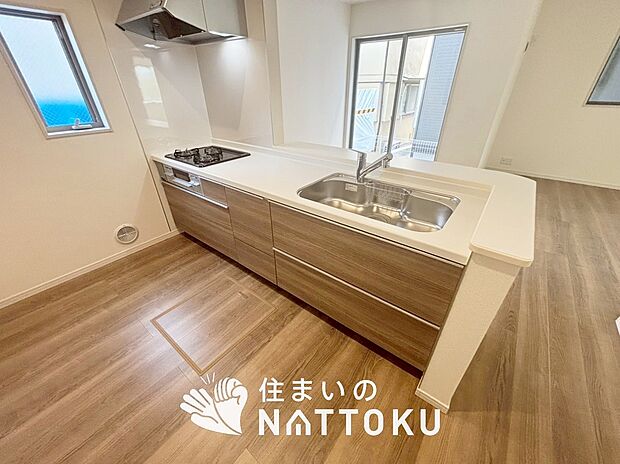 【現地写真(キッチン)】収納たっぷりのシステムキッチン、浄水器付水栓を標準装備しています。