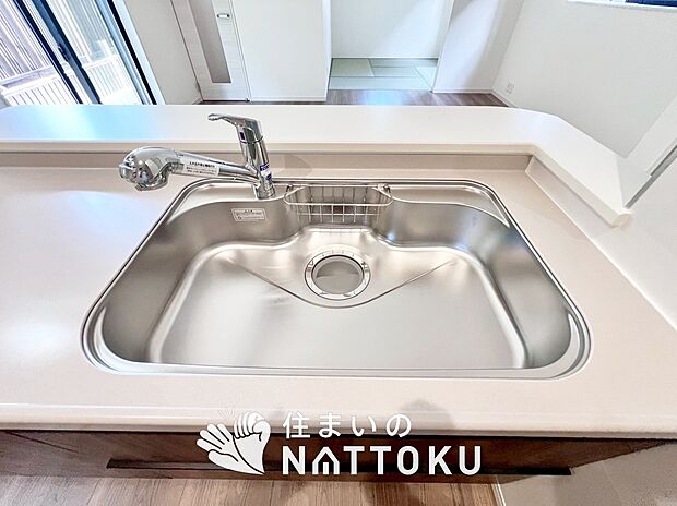 【浄水器内臓型ハンドシャワー付シンク】傷や汚れが付きにくい静音仕様の全面エンボス加工シンク。
また、蛇口の先端に浄水器を内蔵。浄水シャワーが使える毎分4リットルのたっぷり浄水。