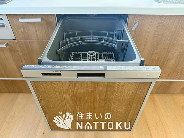 【食器洗い乾燥機】食後の時間にゆとりを与えてくれる食器洗い乾燥機。
操作ボタンも上面にあるので、腰をかがめずに操作ができラクラクです。