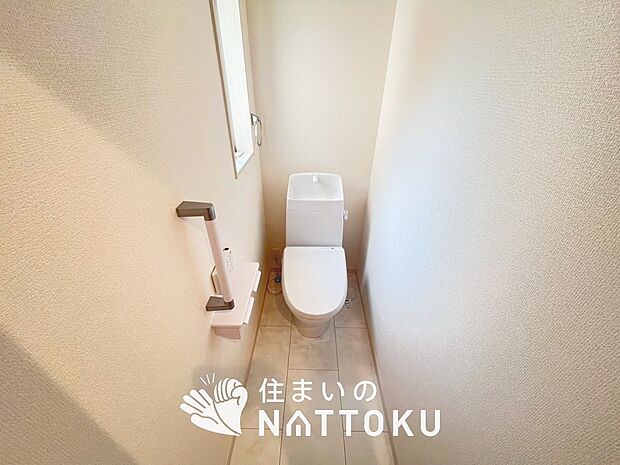 【トイレ】汚れてもサッとひと拭きでお手入れ簡単、エコ仕様の温水洗浄便座付きのトイレです。
バリアフリーにも配慮しています。