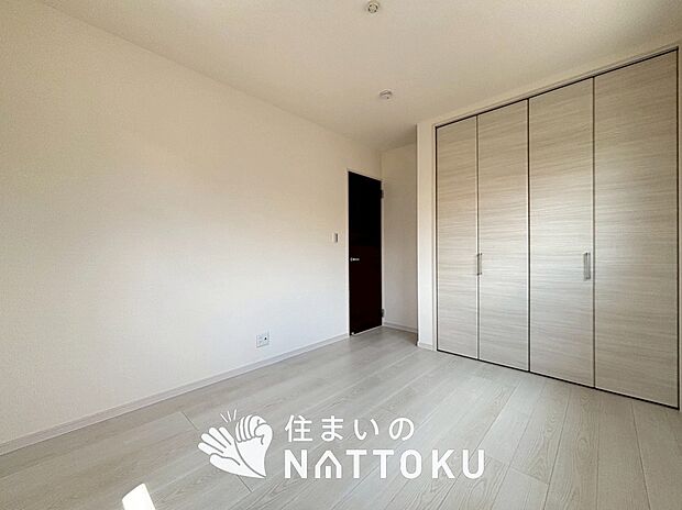 【現地写真(洋室)】木目の美しさを際立たせるシンプルデザインの建具を使用しています。