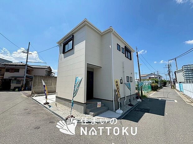 【現地写真(前道含む外観)】軽くて火災に強い屋根材を採用し、地震時の建物への負担や揺れを軽減しています。