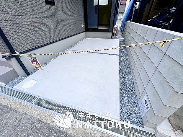 【現地写真(駐車場)】駐車スペースが広く、運転が苦手な方も安心です。