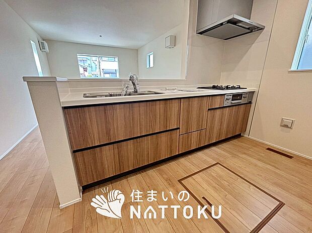 【現地写真(キッチン)】収納たっぷりのシステムキッチン、浄水器付水栓を標準装備しています。