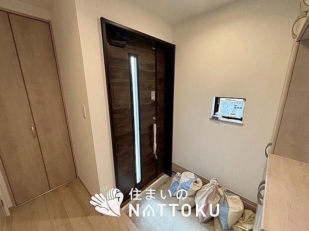 【現地写真(玄関)】玄関には、大型のシューズ収納を設置しています。