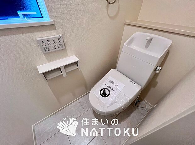 【トイレ】汚れてもサッとひと拭きでお手入れ簡単、エコ仕様の温水洗浄便座付きのトイレです。
バリアフリーにも配慮しています。