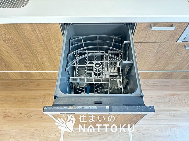 【食器洗い乾燥機】食後の時間にゆとりを与えてくれる食器洗い乾燥機。
操作ボタンも上面にあるので、腰をかがめずに操作ができラクラクです。