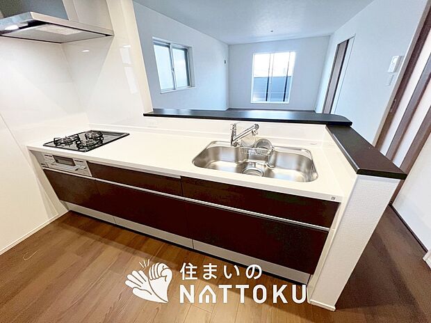 【現地写真(キッチン)】収納たっぷりのシステムキッチン、浄水器付水栓を標準装備しています。