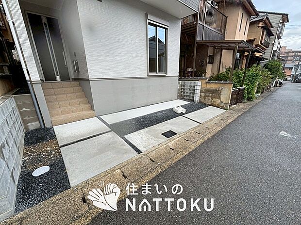 【現地写真(前道含む外観)】お引渡し後も無償の定期点検を行っており、暮らしの安心をお届けしています。