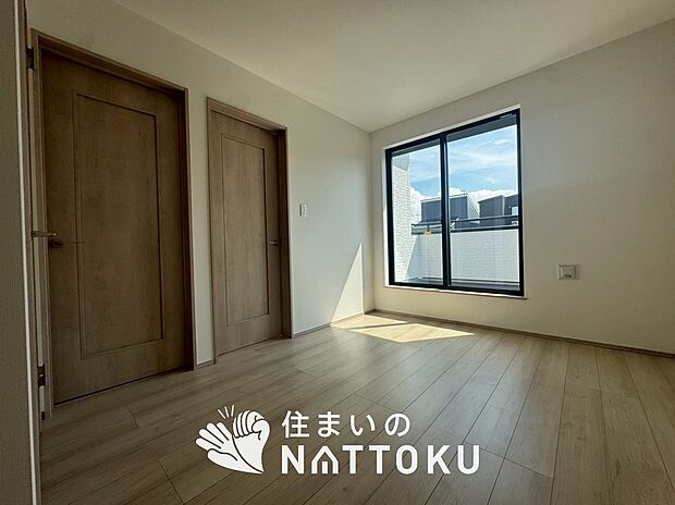 【現地写真(寝室)】木目の美しさを際立たせるシンプルデザインの建具を使用しています。