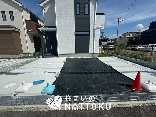 【現地写真(駐車場)】駐車スペースが広く、運転が苦手な方も安心です。