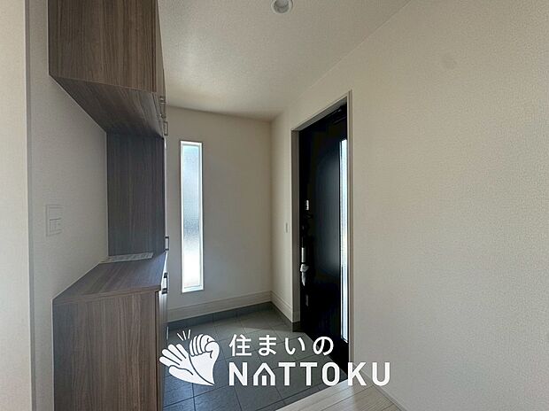 【現地写真(玄関)】玄関には、大型のシューズ収納を設置しています。