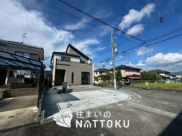 【現地写真(前道含む外観)】軽くて火災に強い屋根材を採用し、地震時の建物への負担や揺れを軽減しています。