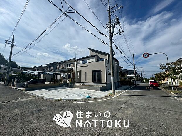 【現地写真(前道含む外観)】健康被害に配慮したもっとも安全性の高い建材を採用し、シックハウス対策をしております。