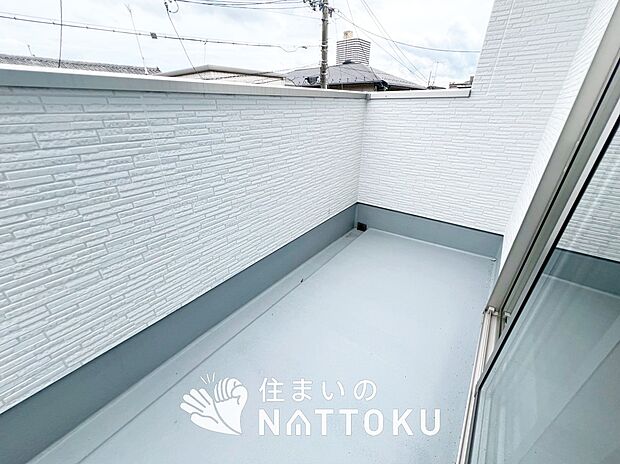 【バルコニー】奥行きが広く、洗濯物をゆったりと干せる十分な広さで、家族の洗濯も捗ります。