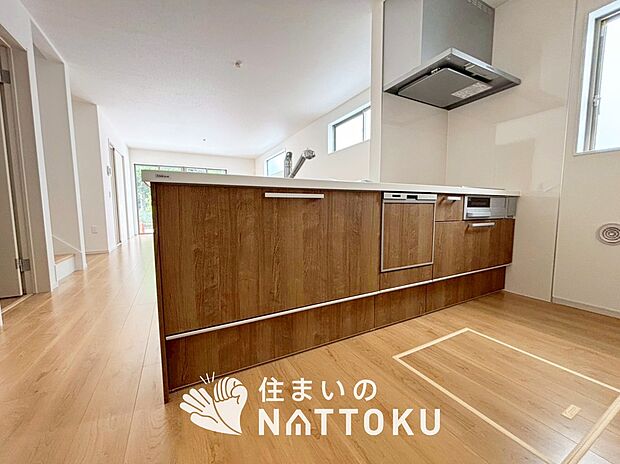 【現地写真(キッチン)】収納たっぷりのシステムキッチン、浄水器付水栓を標準装備しています。