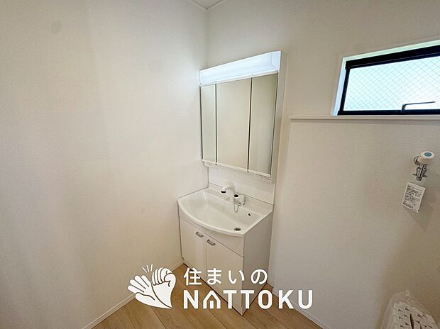 【洗面台・洗面所】奥行きが広く、洗濯物をゆったりと干せる十分な広さで、家族の洗濯も捗ります。