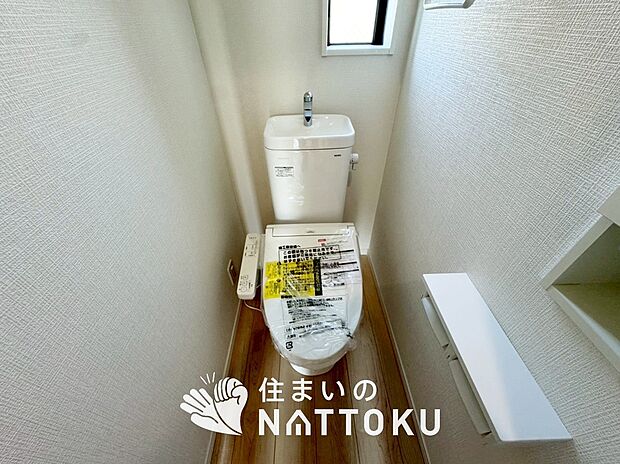 【トイレ】汚れてもサッとひと拭きでお手入れ簡単、エコ仕様の温水洗浄便座付きのトイレです。
バリアフリーにも配慮しています。