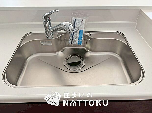 【浄水器一体型シャワー水栓付シンク】広々とした凸型シンクに洗剤ポケットを標準装備。すっきり収納できます。
また、蛇口の先端に浄水器を内蔵しているため場所をとりません。