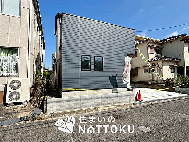 【現地写真(外観)】軽くて火災に強い屋根材を採用し、地震時の建物への負担や揺れを軽減しています。