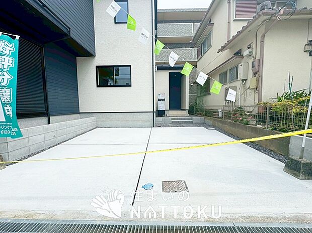 【現地写真(駐車場)】駐車スペースが広く、運転が苦手な方も安心です。