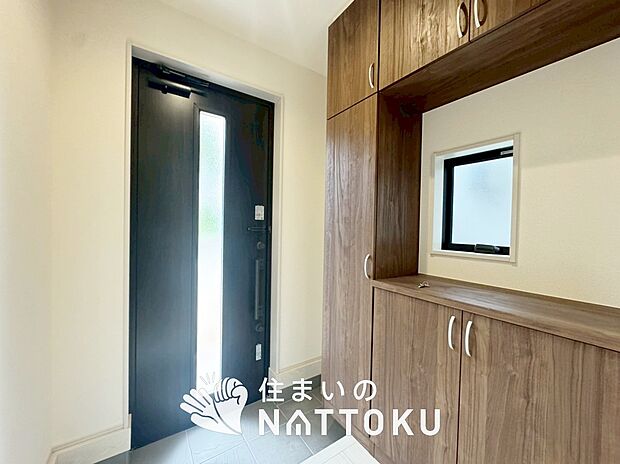 【現地写真(玄関)】玄関には、大型のシューズ収納を設置しています。