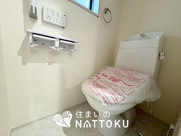 【トイレ】汚れてもサッとひと拭きでお手入れ簡単、エコ仕様の温水洗浄便座付きのトイレです。
バリアフリーにも配慮しています。