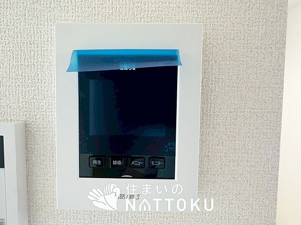 【TVモニター付インターホン】録画機能付きで、自動録画のほか、手動録画もできます。
受話、呼出音量の調整、明るさ調整が可能です。また、来訪者をズーム機能でズームアップして確認できます。