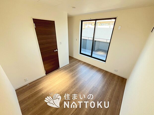 【現地写真(寝室)】木目の美しさを際立たせるシンプルデザインの建具を使用しています。