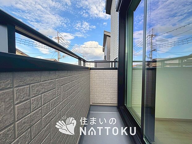 【バルコニー】奥行きが広く、洗濯物をゆったりと干せる十分な広さで、家族の洗濯も捗ります。